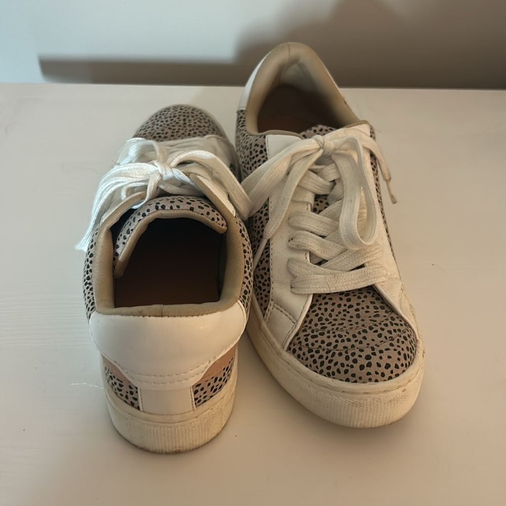 Universal Thread Sneaker - Picture 2 of 3